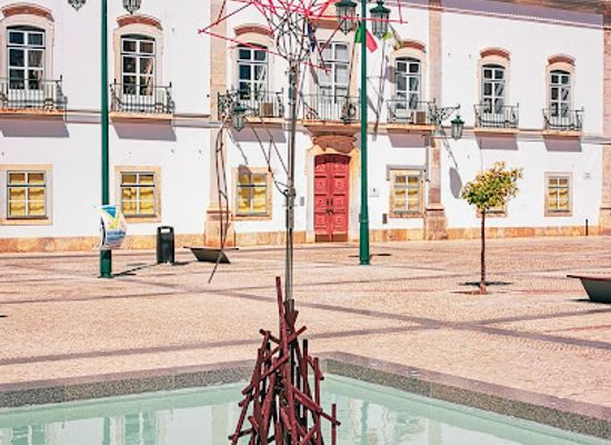 portugal/portimao/attraction/escultura-cravos-de-abril