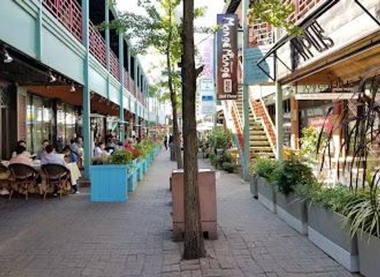 illinois/chicago/attraction/chinatown-square-plaza