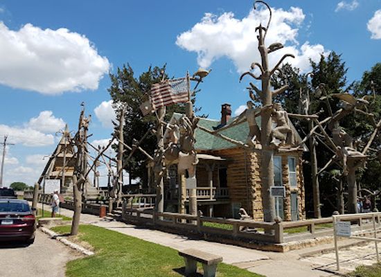 kansas/wilson-lake/attraction/s-p-dinsmoor-s-garden-of-eden