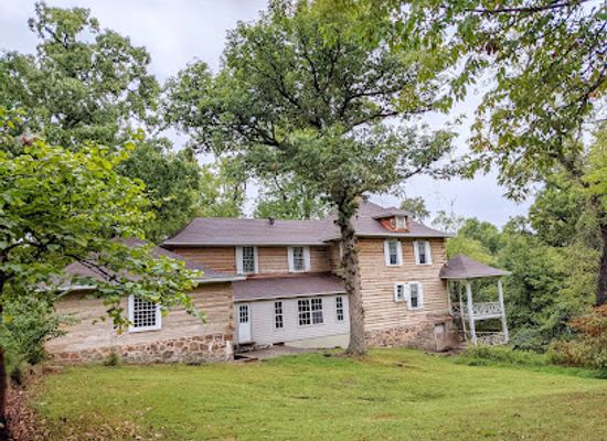 arkansas/springdale/attraction/rabbit-foot-lodge