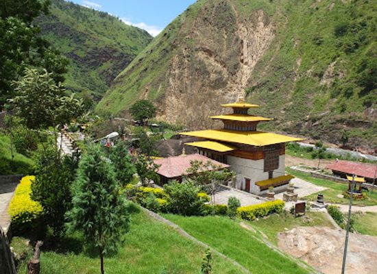 bhutan/mongar-district/attraction/gom-kora