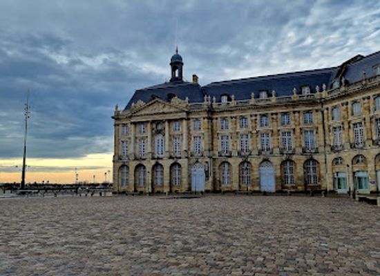 france/aquitaine/attraction/place-de-la-bourse