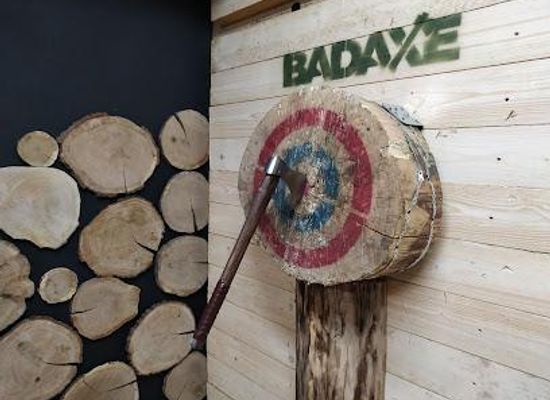 poland/krakow/attraction/mad-axe-axe-throwing-krakow