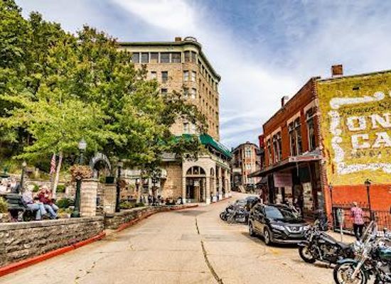 arkansas/eureka-springs/attraction/basin-park-hotel