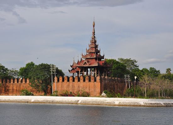 myanmar-burma/mandalay-region/attraction/moat-and-fortress-walls