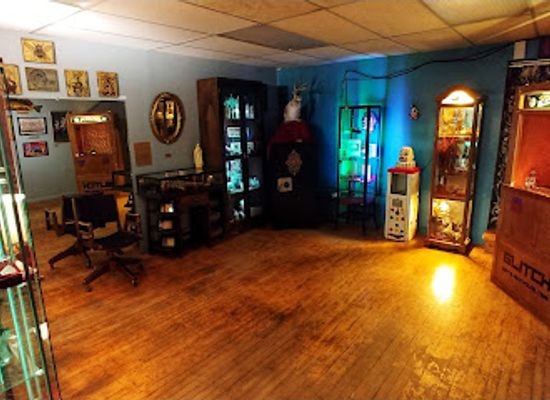 canada/western-canada/attraction/glitchy-s-oddities-museum