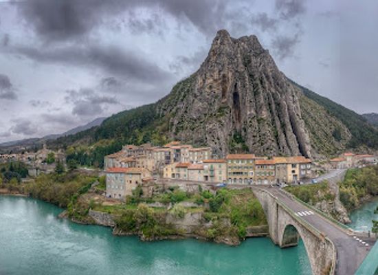 france/provence/attraction/rocher-de-la-baume