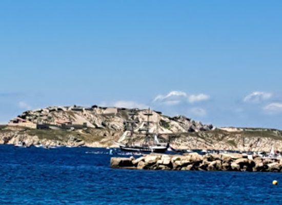 france/marseille/la-corniche/attraction/plage-des-catalans-view-sitting-area