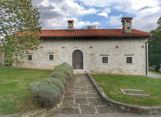 slovenia/sezana/attraction/kobilarna-lipica-kraska-hisa