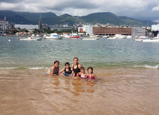 mexico/acapulco/attraction/playa-tlacopanocha