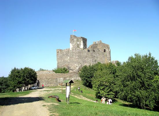 hungary/matra/attraction/holloko-castle