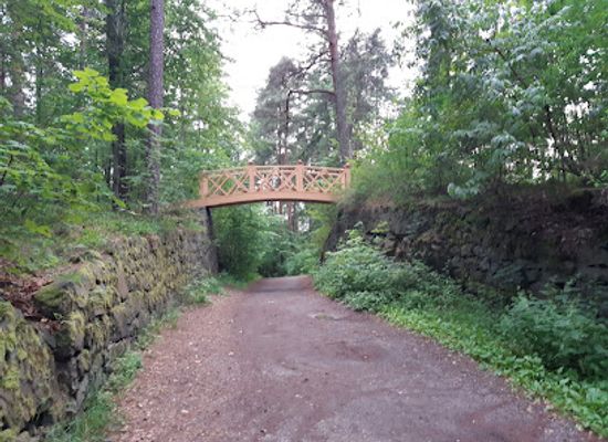 norway/oslo/frogner/attraction/paraplyen-pavilion-and-wooden-bridge-modern-rebuilt