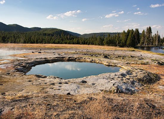 montana/the-yellowstone-valley/attraction/old-faithful
