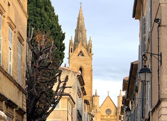 france/aix-en-provence/quartier-sextius-mirabeau/attraction/place-des-quatre-dauphins