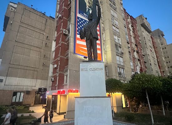 kosovo/has/attraction/bill-clinton-statue