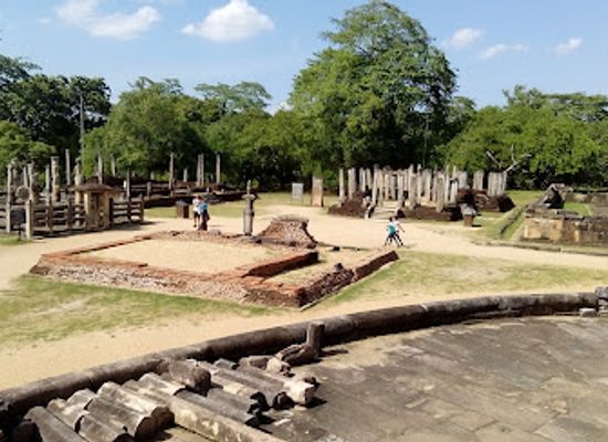 sri-lanka/ampara-district/attraction/uththararamaya-gal-vihara