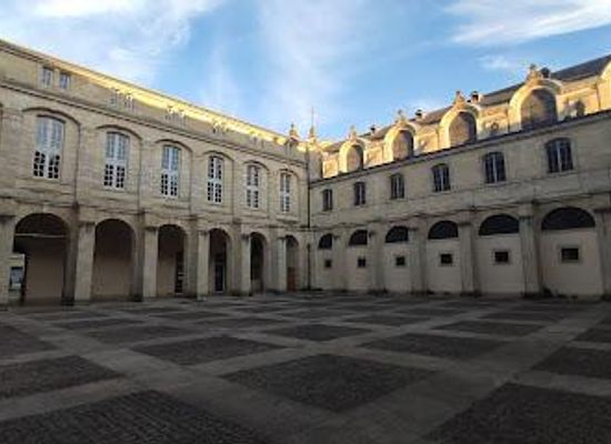 france/bordeaux/attraction/cour-mably-salle-capitulaire