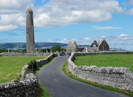 ireland/county-galway/attraction/kilmacduagh-abbey