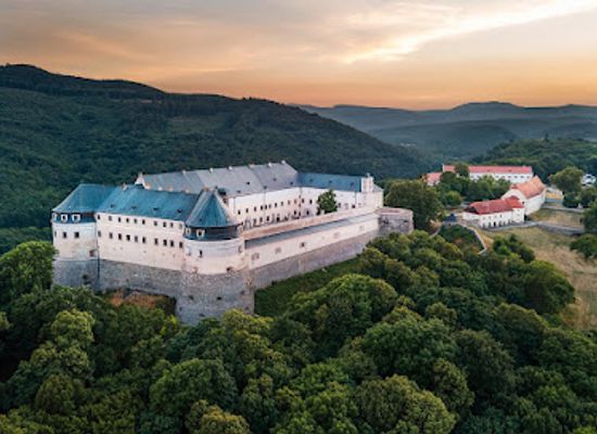 slovakia/horna-nitra/attraction/cerveny-kamen-castle