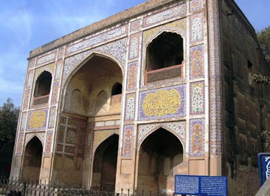 pakistan/central-punjab/attraction/tomb-of-dai-anga
