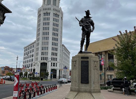 new-york/buffalo/downtown-buffalo/attraction/the-hiker