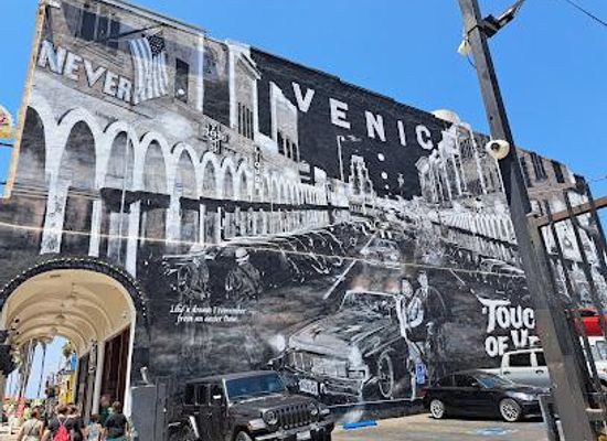 california/westside/attraction/public-art-touch-of-venice