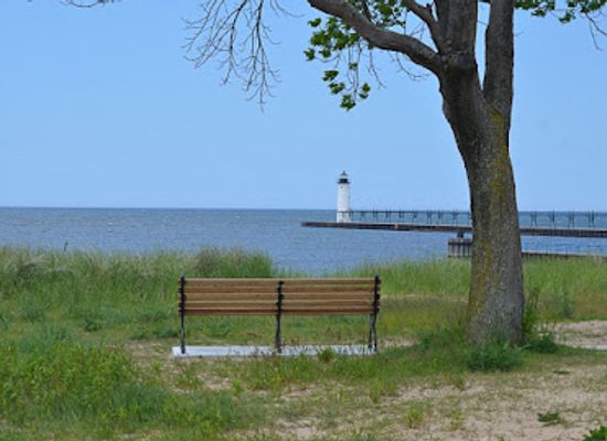 michigan/pere-marquette-state-forest/attraction/manistee-north-pier-lighthouse