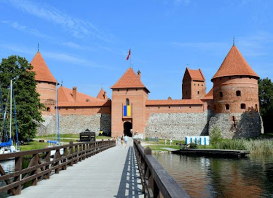 lithuania/trakai-island-castle/attraction/bridge-to-island-castle