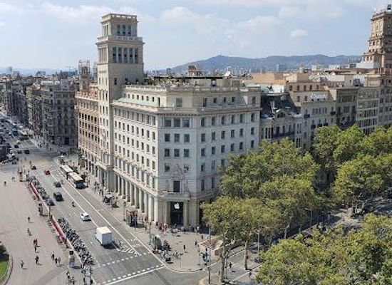 spain/barcelona/attraction/placa-de-catalunya