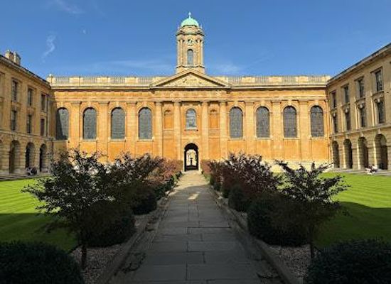 united-kingdom/oxford/landmark/the-queen-s-college