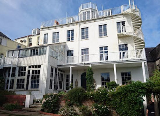 guernsey/st-sampson/attraction/hauteville-house