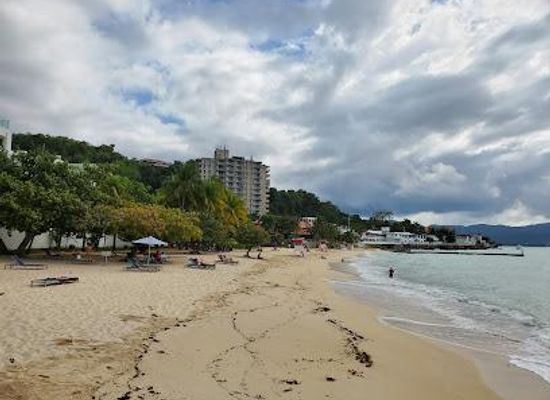 jamaica/cornwall-county/attraction/doctor-s-cave-beach