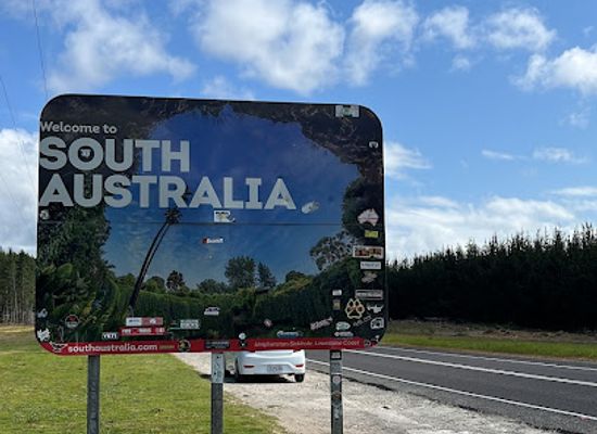 australia/south-east-south-australia/attraction/south-australia-victoria-border-sign