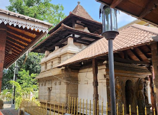 sri-lanka/kandy-district/attraction/asgiri-gedige-rajamaha-viharaya