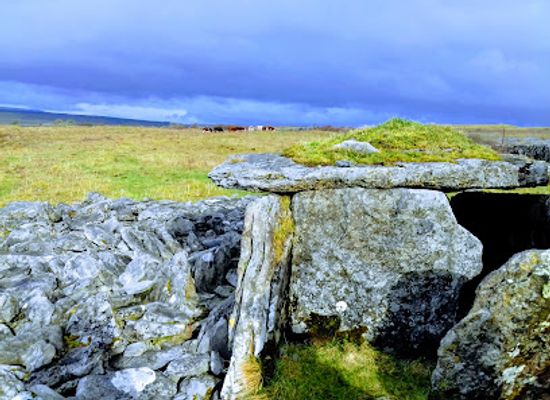 ireland/the-burren/attraction/cahercommaun-cathair-chomain