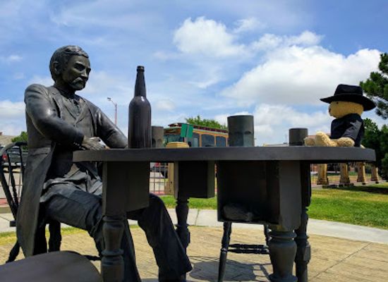 kansas/dodge-city/attraction/doc-holliday-statue