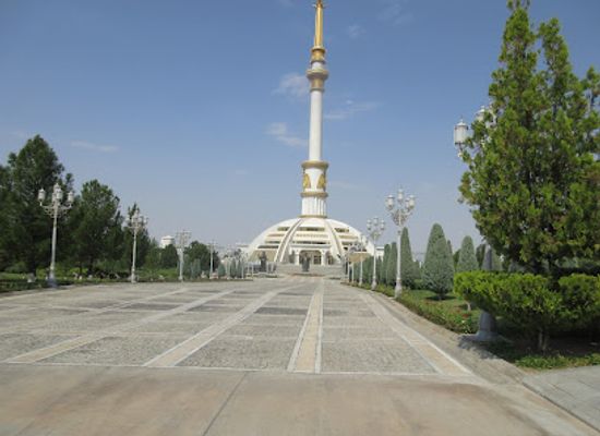 turkmenistan/ashgabat/attraction/monument-of-neutrality