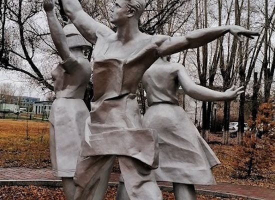 kazakhstan/nur-sultan/old-town/attraction/sculpture-with-three-athletes-and-sputnik