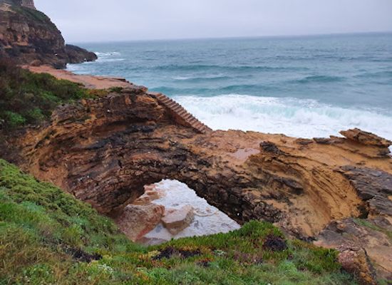 portugal/nazare/attraction/forno-de-orca-cave