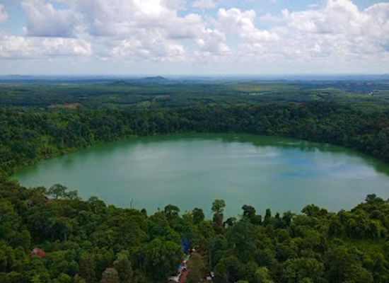 cambodia/ratanakiri/attraction/lake-yeak-laom