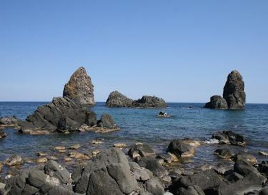italy/catania/attraction/faraglioni-dei-ciclopi