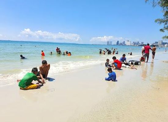 cambodia/sihanoukville/attraction/ochheuteal-beach