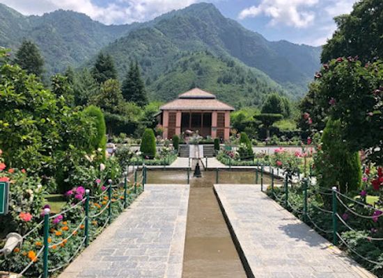 india/kashmir-great-lakes/attraction/cheshma-shahi-garden