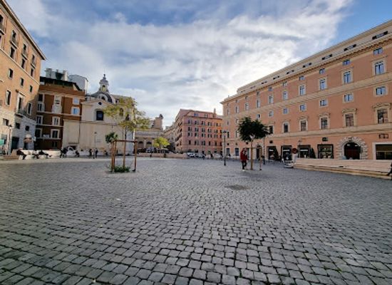 italy/rome/pantheon/attraction/piazza-di-san-silvestro