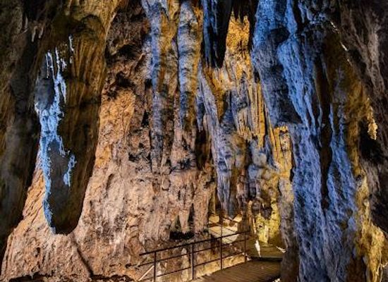 bosnia-and-herzegovina/bihac/attraction/baraceve-spilje