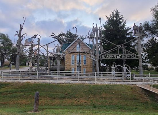 kansas/marais-des-cygnes/attraction/s-p-dinsmoor-s-garden-of-eden