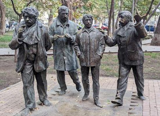 armenia/yerevan/attraction/sculpture-group-men