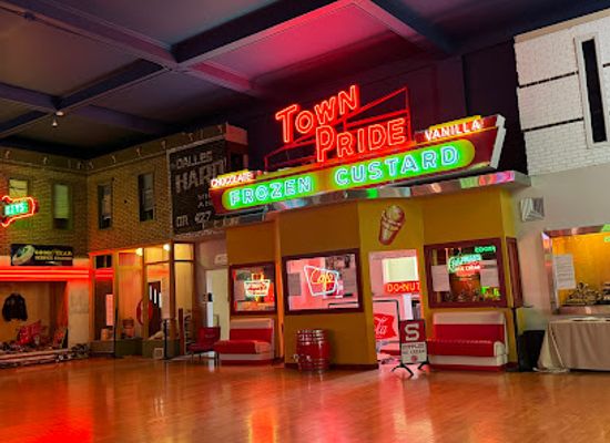 oregon/wasco-county/attraction/national-neon-sign-museum