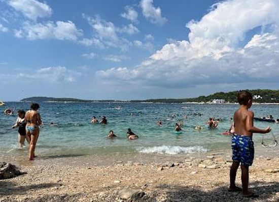croatia/pula/attraction/ambrela-beach