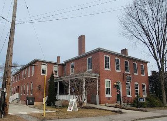 maine/kennebunkport/attraction/louis-t-graves-memorial-public-library